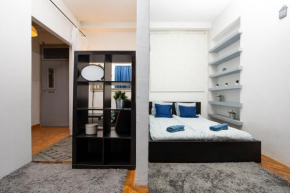 NewBerry Apartment with Balcony